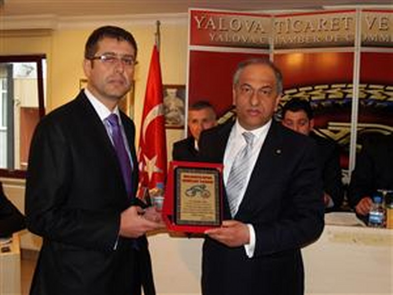 Yalova Belediyespor Bisiklet Takımından Celal ÖZEL'e plaket